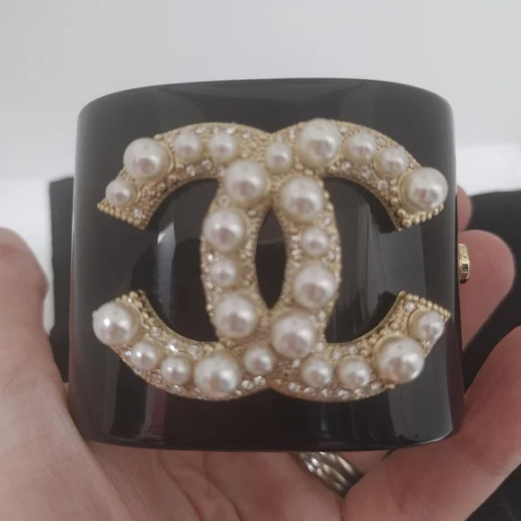 Chanel black lucite pearl bracelet - Picture 2 of 11